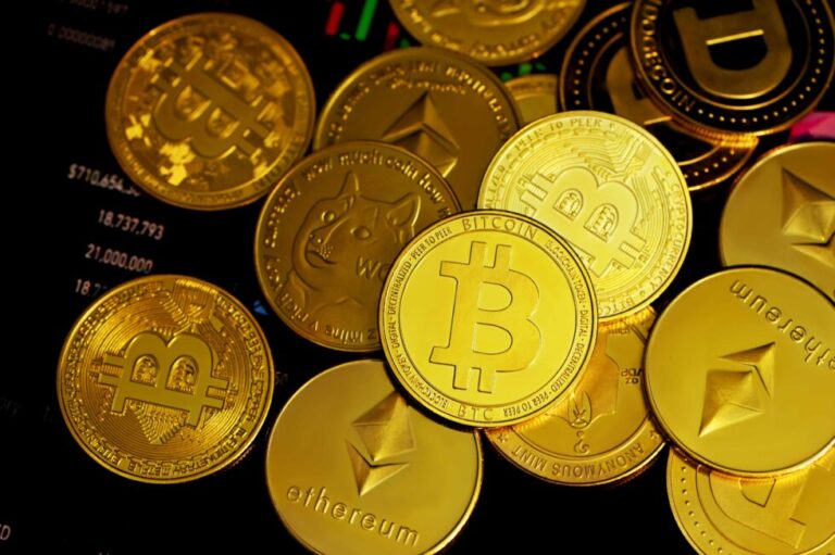 Bitcoin Trading Volume Spikes, Altcoin Interest Stays Low